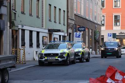 Politi har samlet seg utenfor Grand Hotell