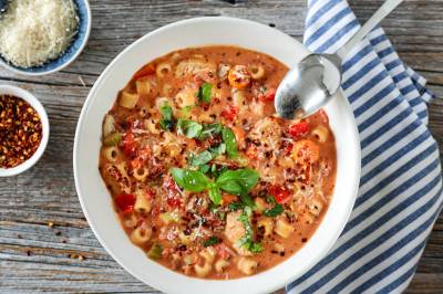 KREMET KYLLINGSUPPE MED MAKARONI