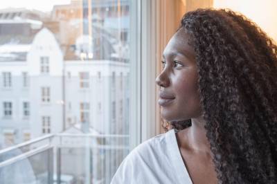 Julia (38) ble spyttet på i Fredrikstads gater – nå kjemper hun om nasjonal pris