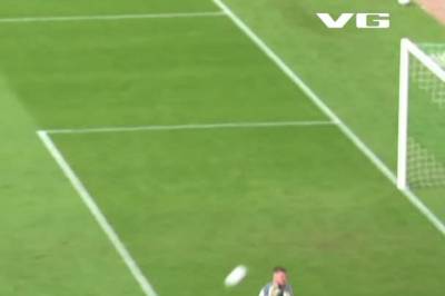 Short Goal by Taycan Etcibasi
