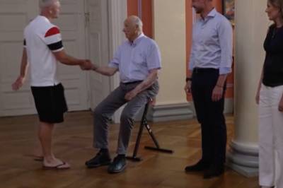 Møtte kongen i kortbukse og slippers