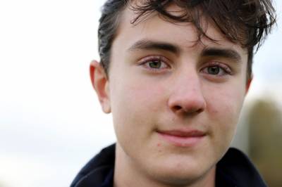 Oliver blei kreftfri på ti dagar – no får forskaren gjev pris
