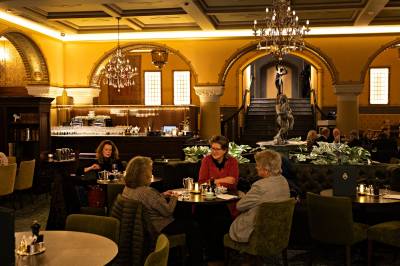 På Hotel Bristol sitter vi midt i islamsk arkitektur, uten å tenke over det