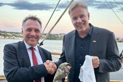 Forsvars­ministeren: «Har hatt kontakt av privat karakter»