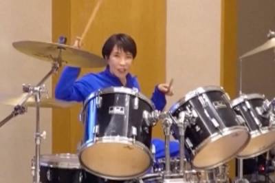 Her slår topplederne seg løs på trommesettet