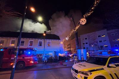 Brann i butikk­lokale i Kristian­sand – beboere blir evakuert