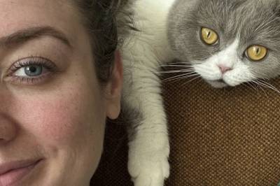 - Er du singel, bor alene og har katt, er du plutselig stakkarslig