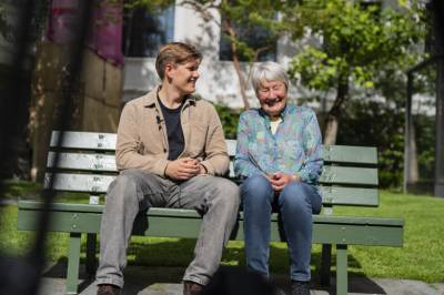 Helga (89) vekker oppsikt: – Trodde jeg var foreleser