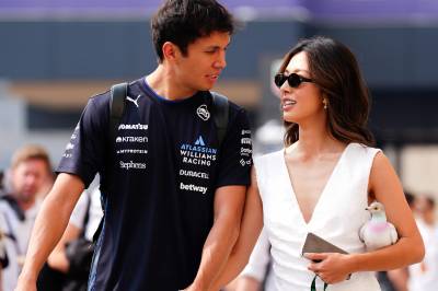 F1-stjerne Alex Albon forlovet med golfspiller