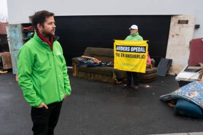 Hvordan kan politiet stå rolig og se på at noen dumper søppel i hagen til ukjente?