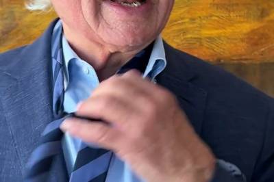 Herman Friele viser frem sin personlige uniform