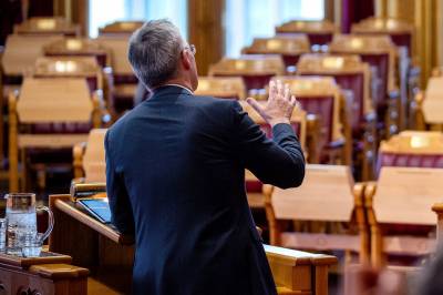 Alt hun fikk, var klemmer