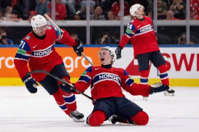 Hockeygutta møtes med vannkanoner