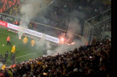 Skandalescener fra Tyskland: Her barker de sammen