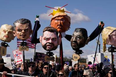 Massive demonstrasjoner mot Donald Trump over hele USA