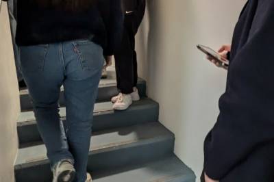 Gjemmer seg i bomberom