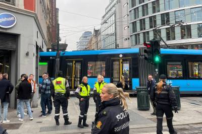 Fire skadet etter at trikk har kjørt inn i butikk i Oslo sentrum