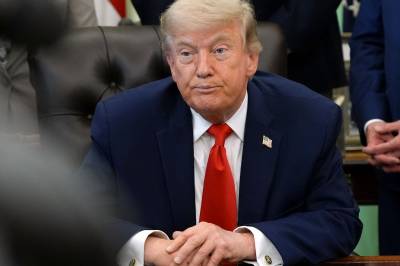 – Liker vi ikke avtalen med Iran, fortsetter vi bombingen, sier Trump