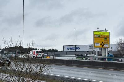 Bil skal ha kjørt i bommen i Karmøytunnelen