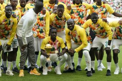 Spesielle scener: Feirer fratatt tittel