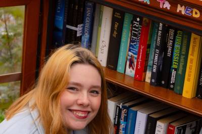 Andrea Sofie (22) har laga eit nabolagsbibliotek