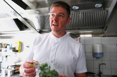 Alan (41) driv eigen restaurant – men lova nektar han å vere sjef