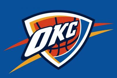 Oklahoma City Thunder feier Phoenix Suns av banen og er de første som kvalifiserer seg til semifinalen