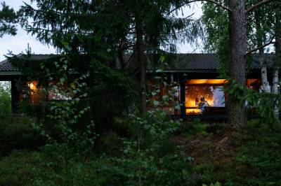 På en skogkledd ås langs E6 ligger et av Norges mest eiendommelige nabolag