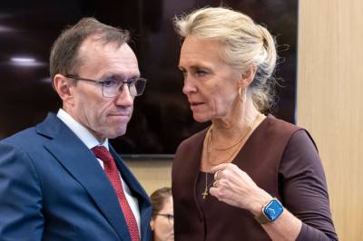 Toner ned toll­krisen med EU: : Lover stort kutt i EØS-etter­slepet