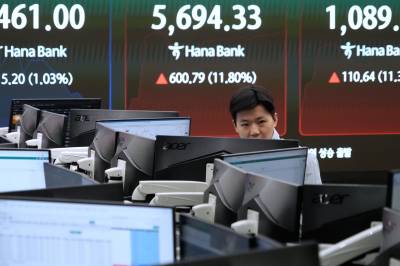 Asiatiske børser spretter opp etter historisk fall