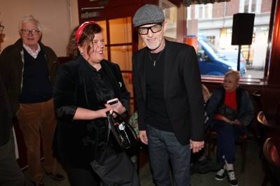 Jo Nesbø kårer Else Kåss Furuseth til Årets ålreite dame