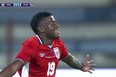 Omar Valencia setter 1-1 mot India
