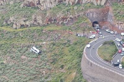 Turistbuss kjørte utfor klippe på Kanariøyene. Én person døde.
