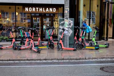 Flertall på Stortinget: Nå vil Oslo forby elsparkesykler på fortauet