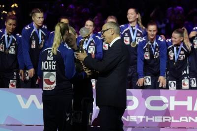 Håndballjentene reagerer på bildene etter VM-gullet