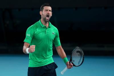 Novak Djokovic overrasket i Australian Open – sendte Jannik Sinner hjem i maratonkamp