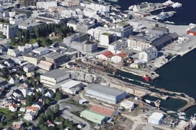 Dokken regnes som et mulig bombemål i krig. 250 meter unna bygges skole uten bomberom.