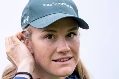 Birgit Skarstein hengt ut over høyttaler på Gardermoen