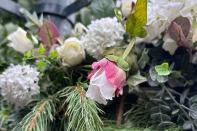 Ser du noe uvanlig med blomstene som kommunen pynter med før gravferden?