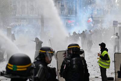 Protestene vokser i Frankrike - tok seg inn i rådhuset i Marseille