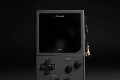 ModRetro har lansert en ny versjon av sin Game Boy-klone, som er knyttet til en amerikansk våpenprodusent.