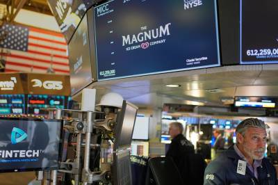 Wall Street åpner flatt