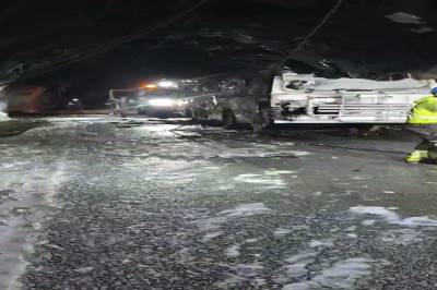 Her står bussen inne i tunnelen