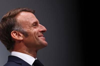 Macron sammenlignet Putin med troll – Russland sier «linje er krysset»