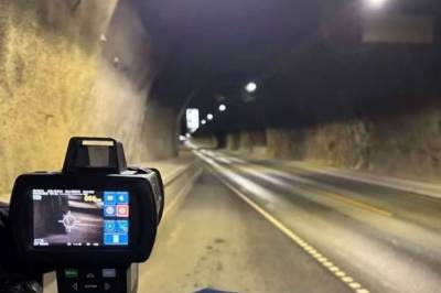 Suste forbi politiet inne i tunnelen – det blei dyrt