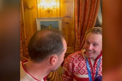 Uenig med kronprinsen: – Hæ?!