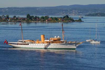 Det danske kongeskipet på vei inn i Oslofjorden