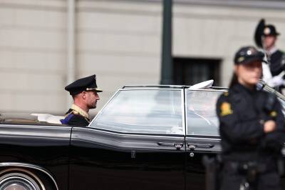 Kongen har dratt fra Slottet i åpen bil
