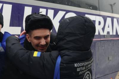 Ukraina og Russland blir enige om fangeutveksling og planlegger nye fredssamtaler etter møte i Abu Dhabi