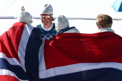 Iversen oppløst i tårer da Klæbo ble historisk: – Jeg skylder ham en veldig stor takk